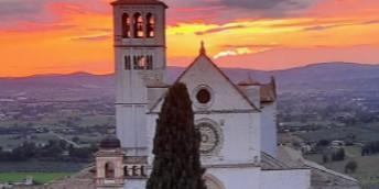 Eine weiße Kirche vor einem roten Sonnenuntergang