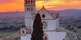 Eine weiße Kirche vor einem roten Sonnenuntergang