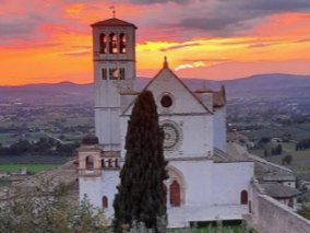 Eine weiße Kirche vor einem roten Sonnenuntergang
