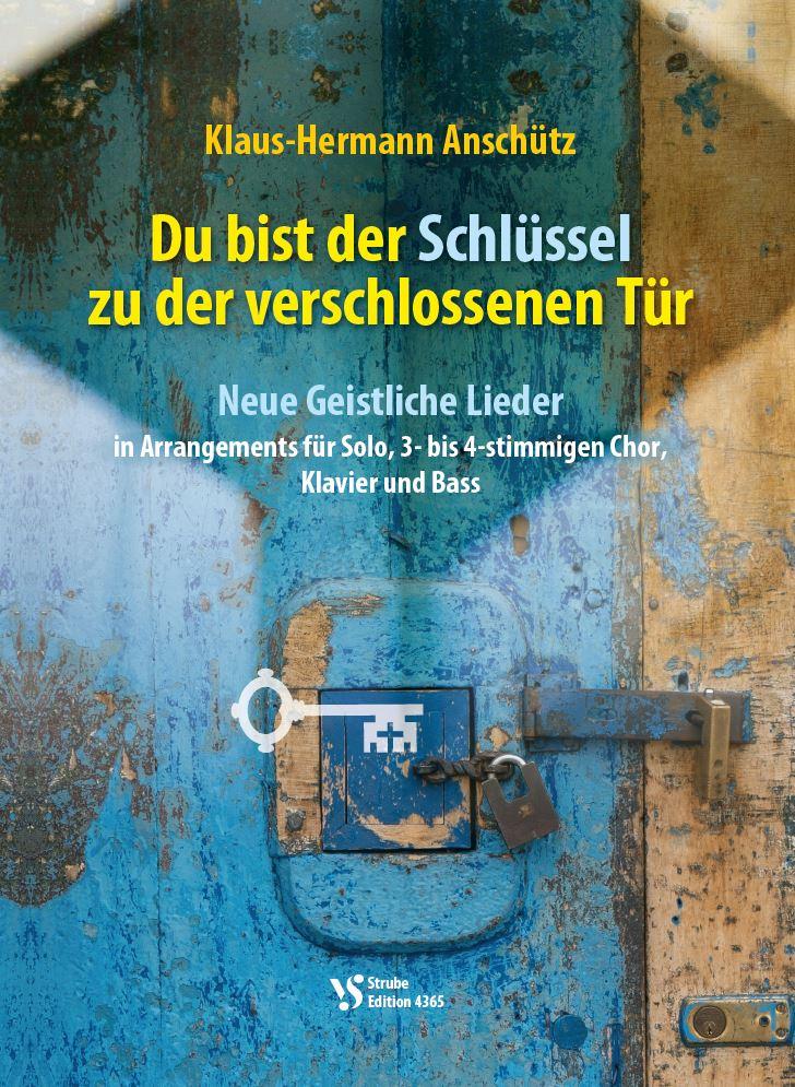 Eine Tür mit einem alten Schloss mit Bartschlüssel