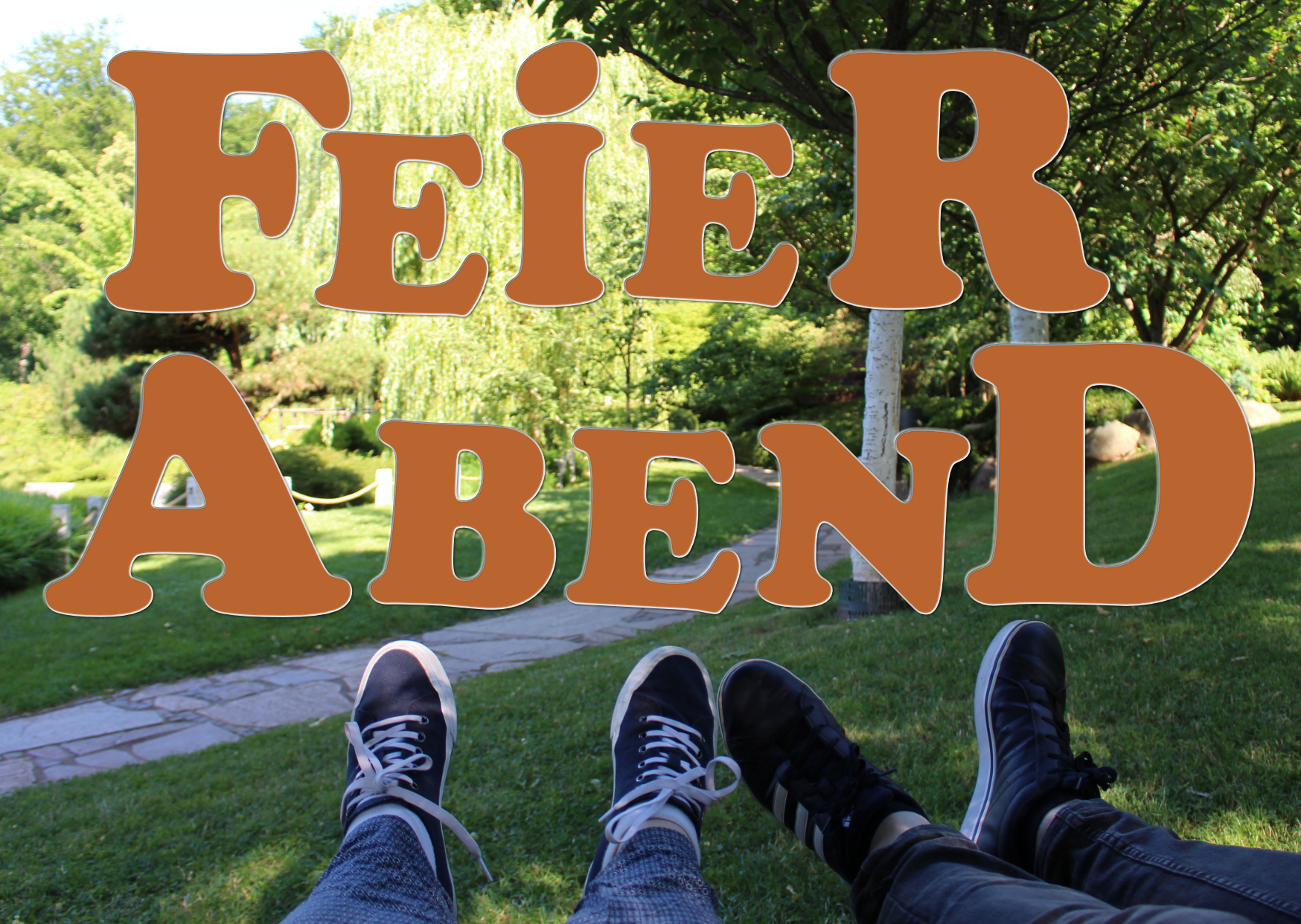 Schrift Feierabend vor einem Park mit Füßen zweier Menschen