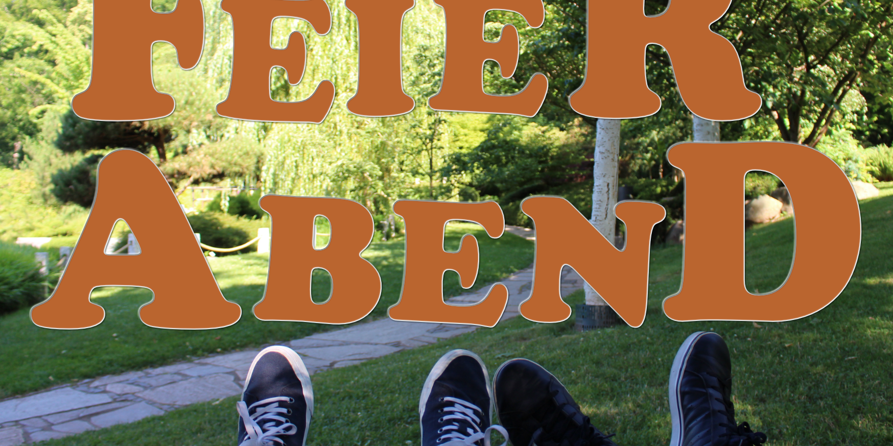 Schrift Feierabend vor einem Park mit Füßen zweier Menschen