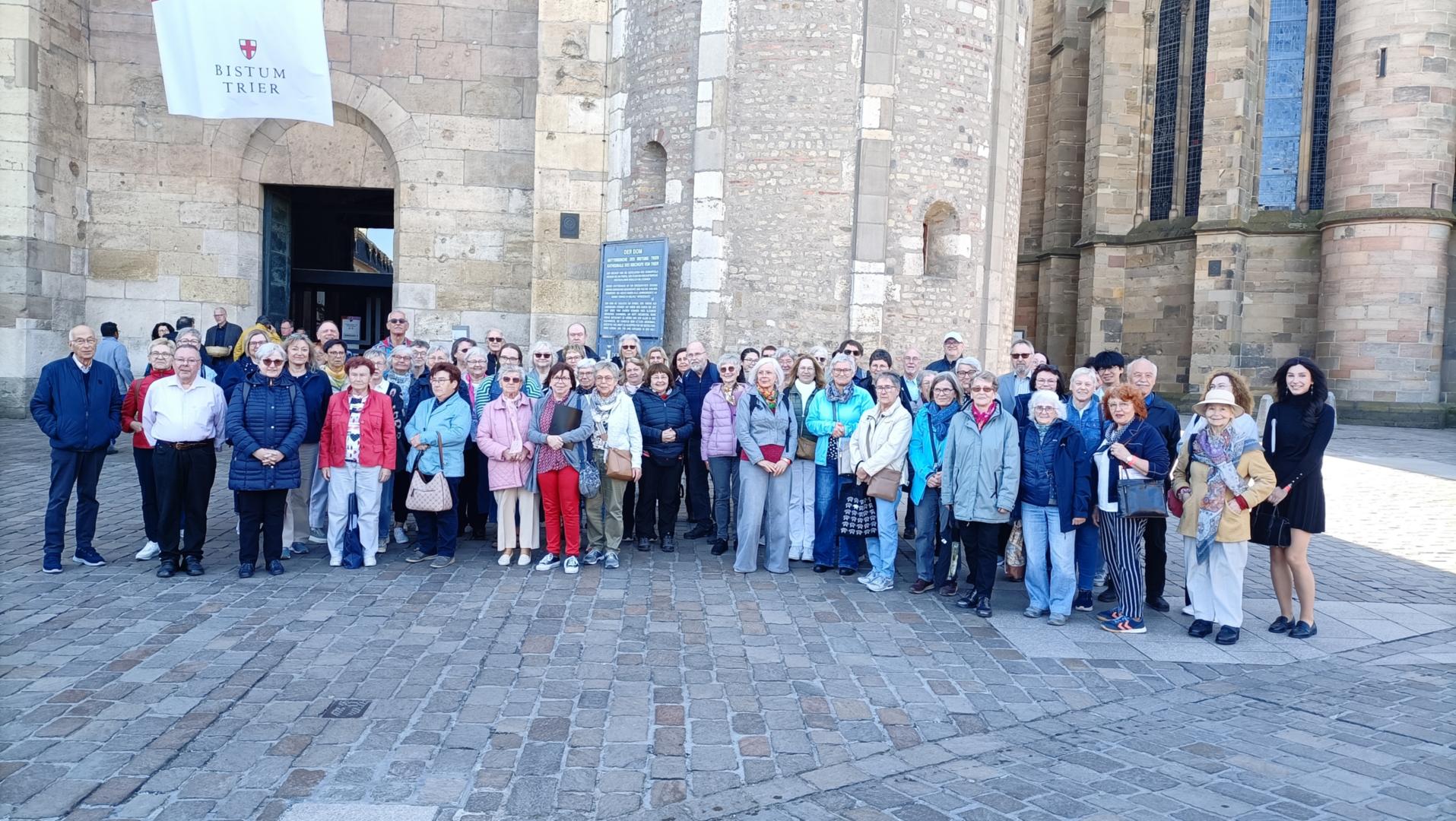 Etwa 70 Männer und Frauen auf einem Gruppenbild vor dem Trierer Dom sind zu sehen