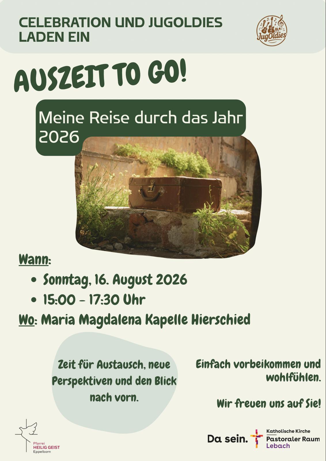 Plakat zur Veranstaltung „Auszeit to go! – Meine Reise durch das Jahr 2026“ von Celebration und JugOldies. Im Mittelpunkt steht das Foto eines alten braunen Koffers auf einem Stein in einer naturnahen Umgebung. Die Gestaltung ist in hellen Beige- und Grüntönen gehalten. Die Veranstaltung findet am Sonntag, 16. August 2026, von 15:00 bis 17:30 Uhr an der Maria-Magdalena-Kapelle in Hierscheid statt. Eingeladen wird zu Austausch, neuen Perspektiven und einem Blick nach vorn. Der Hinweis lautet: „Einfach vorbeikommen und wohlfühlen.“ Veranstalter sind die Pfarrei Heilig Geist Eppelborn und der Pastorale Raum Lebach.