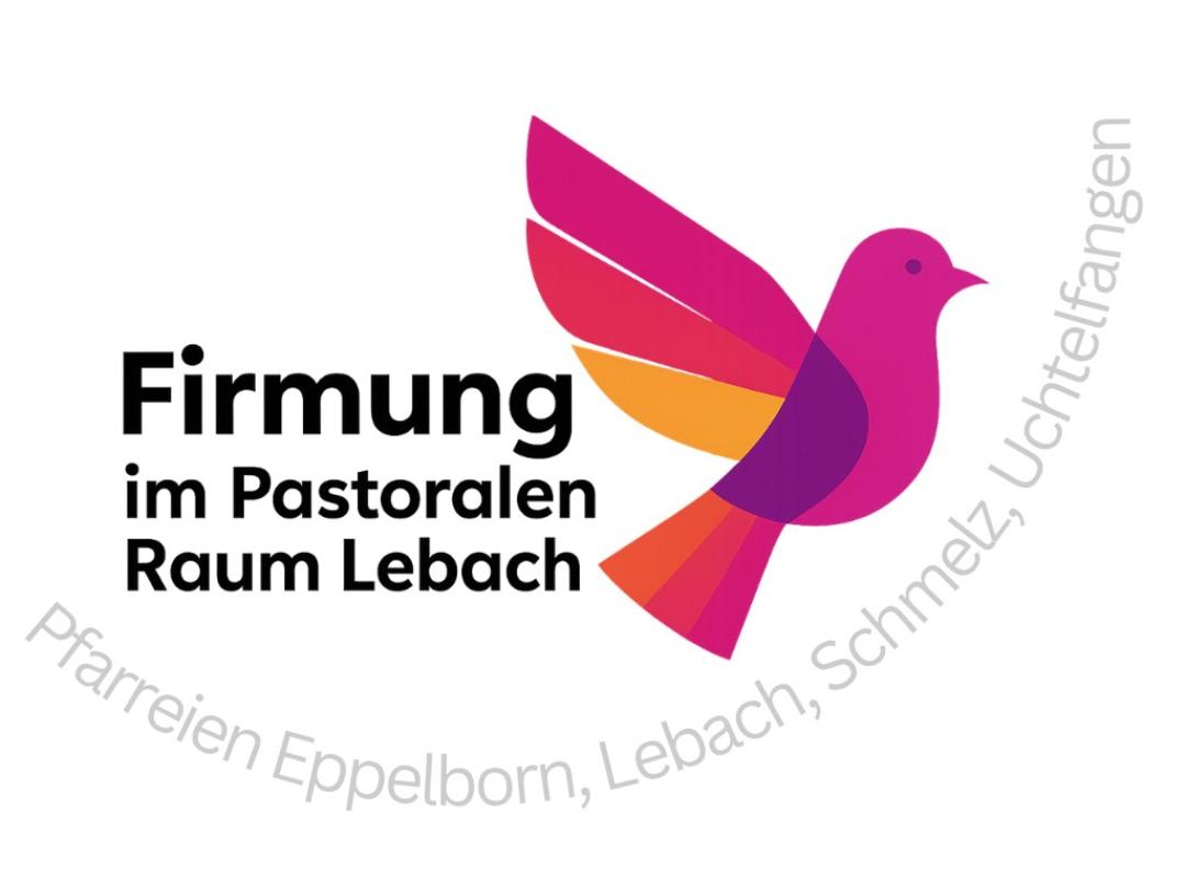 Auf hellem Hintergrund ist ein farbig gestalteter, stilisierter Vogel mit ausgebreiteten Flügeln zu sehen, zusammengesetzt aus geometrischen Formen in Pink‑, Violett‑ und Orangetönen und nach rechts fliegend. Links neben dem Vogel steht in schwarzer Schrift der Text: „Firmung im Pastoralen Raum Lebach“. Im Hintergrund ist dezent, halbkreisförmig der graue Text „Pfarreien Eppelborn, Lebach, Schmelz, Uchtelfangen“ angeordnet.