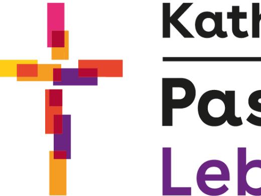 man sieht ein buntes Kreuz, dazu die Worte: Da sein. Katholische Kirche Pastoraler Raum Lebach