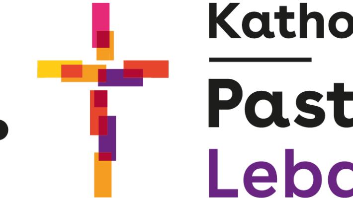 man sieht ein buntes Kreuz, dazu die Worte: Da sein. Katholische Kirche Pastoraler Raum Lebach