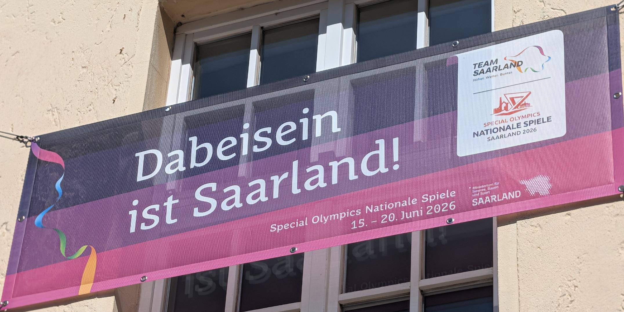 Ein Banner mit der Aufschrift: Dabeisein ist Saarland an einem Gebäude