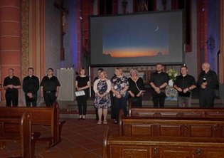 Viele Personen vor dem Altarraum in einer Kirche (c) Pastoraler Raum Lebach Viele Personen vor dem Altarraum in einer Kirche