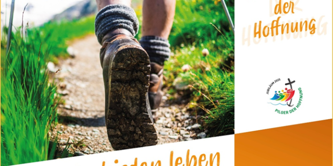 Füße in Wanderschuhen auf einem Pfad