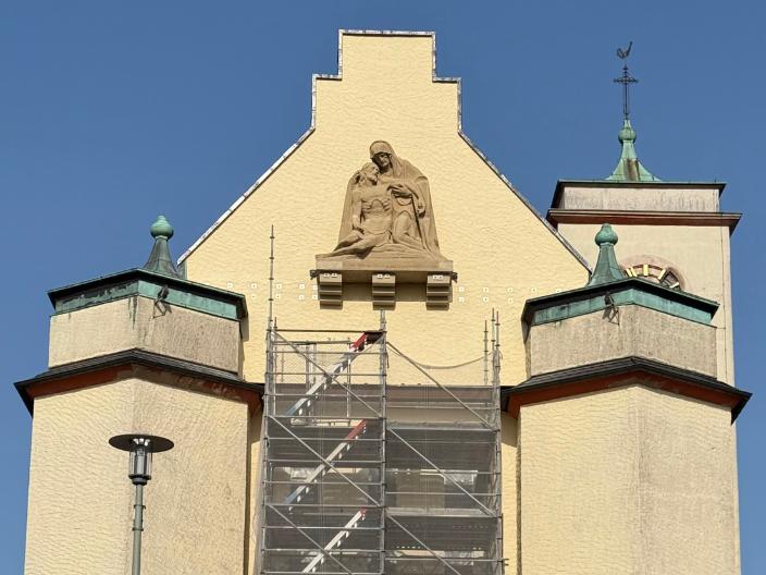 restaurierte Pieta über dem Hauptportal der Kirche St. Marien Schmelz-Außen (August 2025)