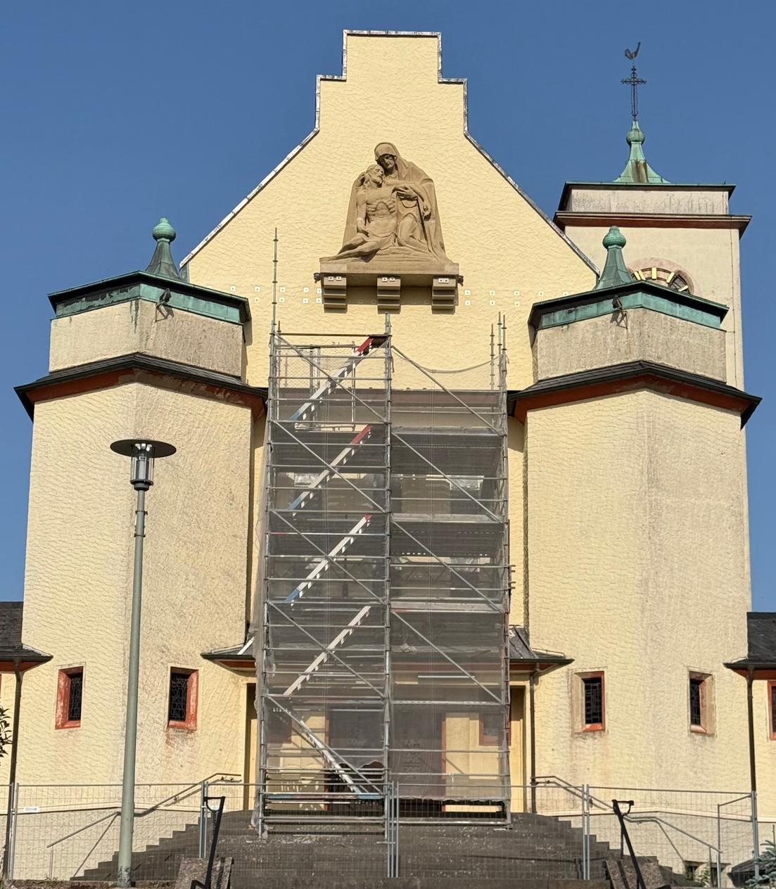 restaurierte Pieta über dem Hauptportal der Kirche St. Marien Schmelz-Außen (August 2025)