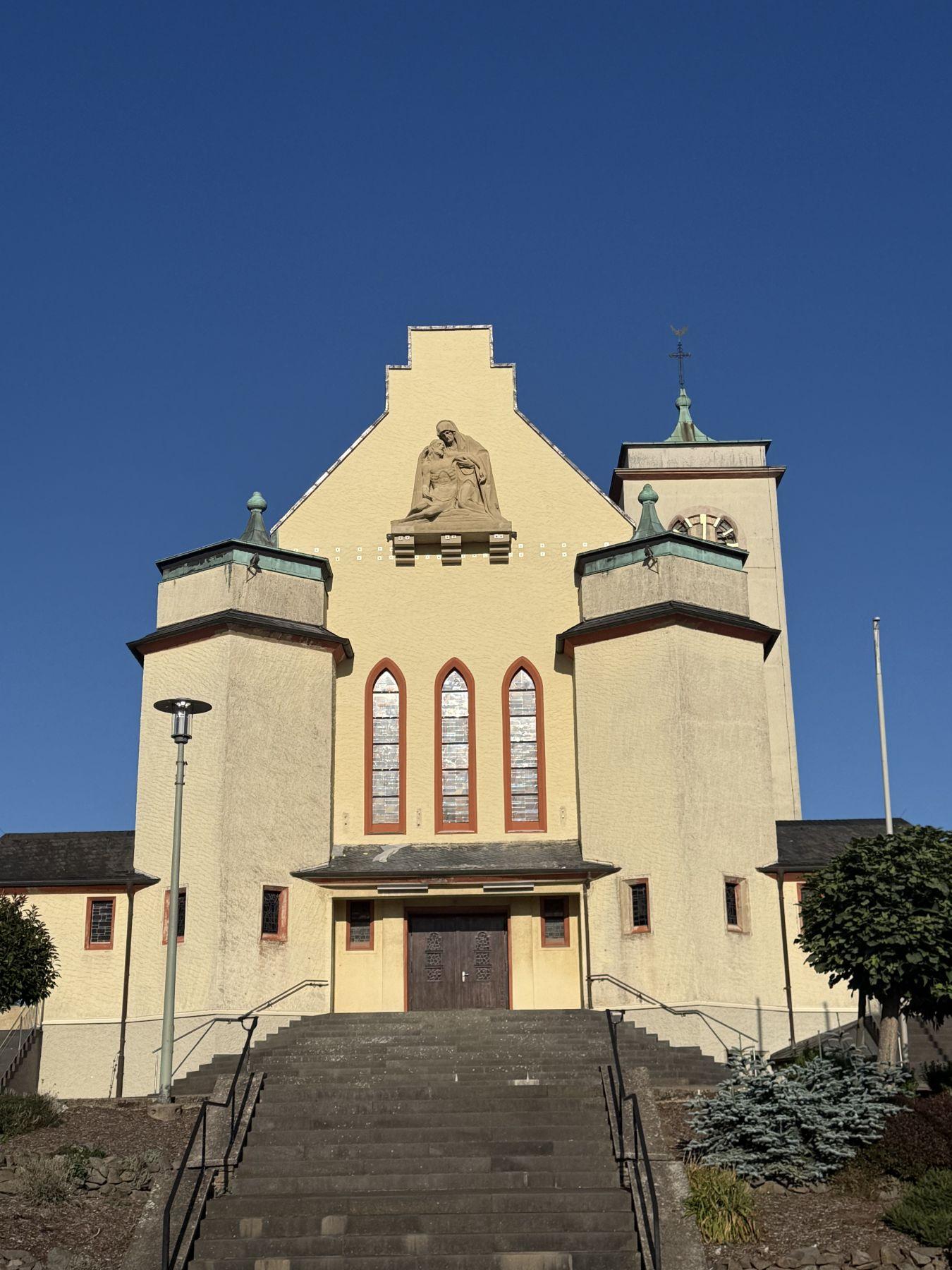 Außenansicht - restaurierte Pieta über dem Hauptportal der Kirche St. Marien Schmelz-Außen (September 2025)