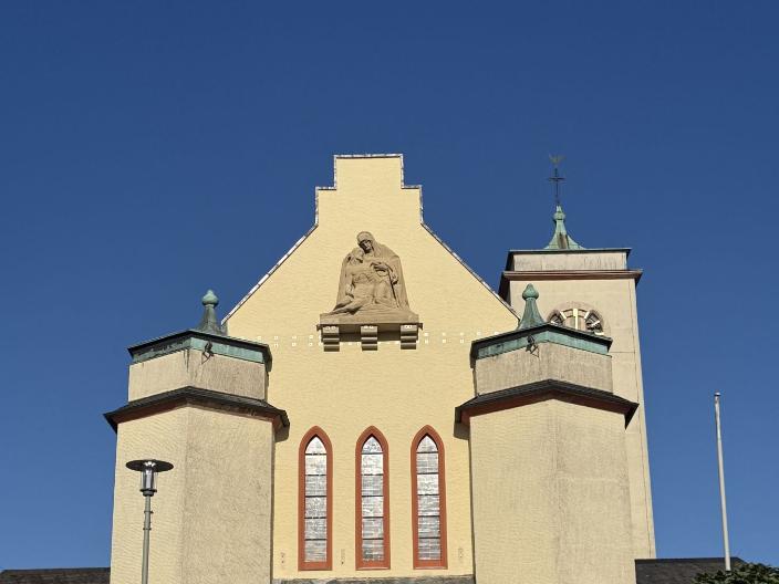 Außenansicht - restaurierte Pieta über dem Hauptportal der Kirche St. Marien Schmelz-Außen (September 2025)