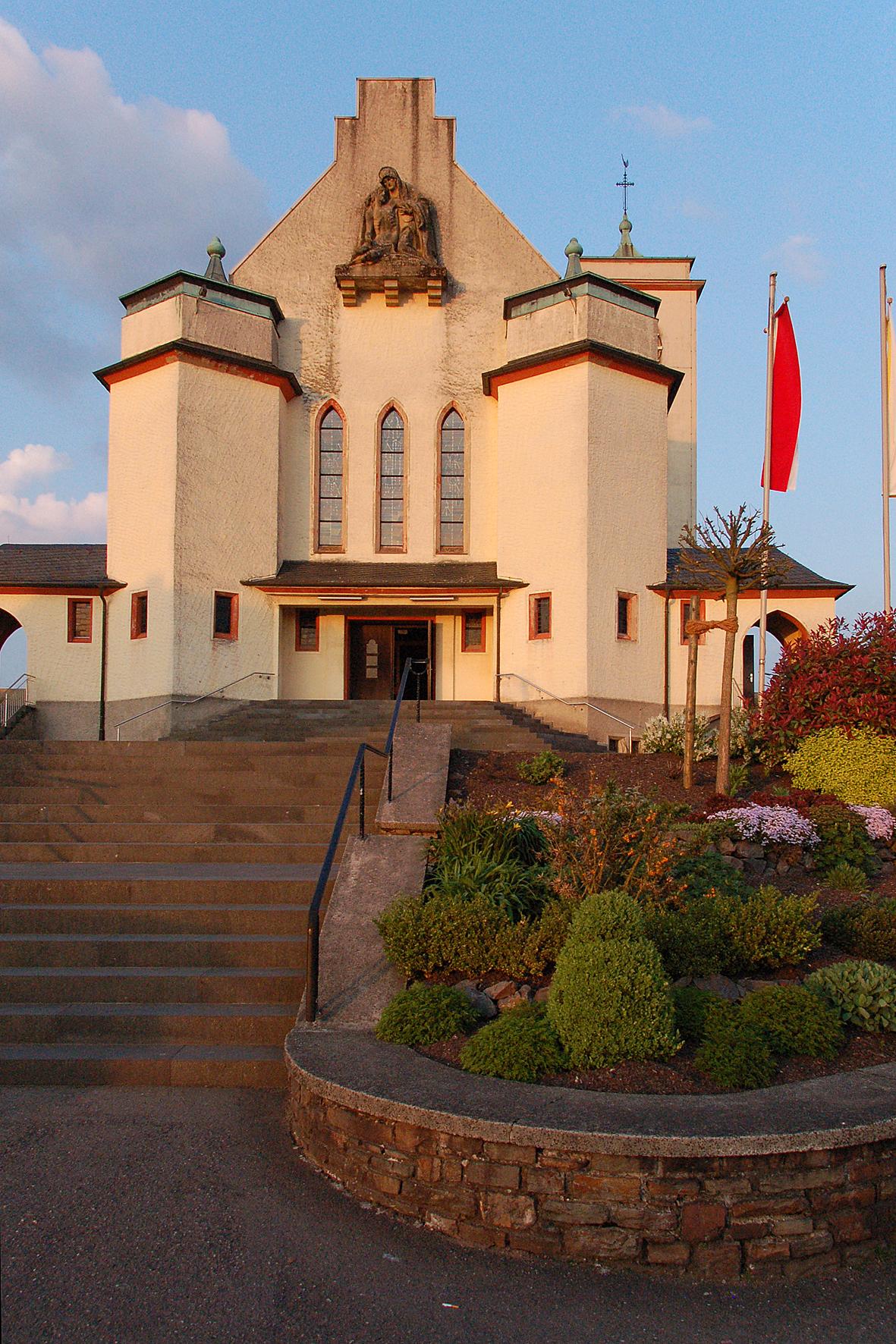 Pieta über dem Hauptportal der Pfarrkirche 'St. Marien' Schmelz-Außen