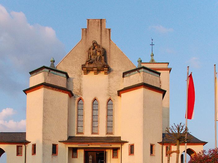 Pieta über dem Hauptportal der Pfarrkirche 'St. Marien' Schmelz-Außen