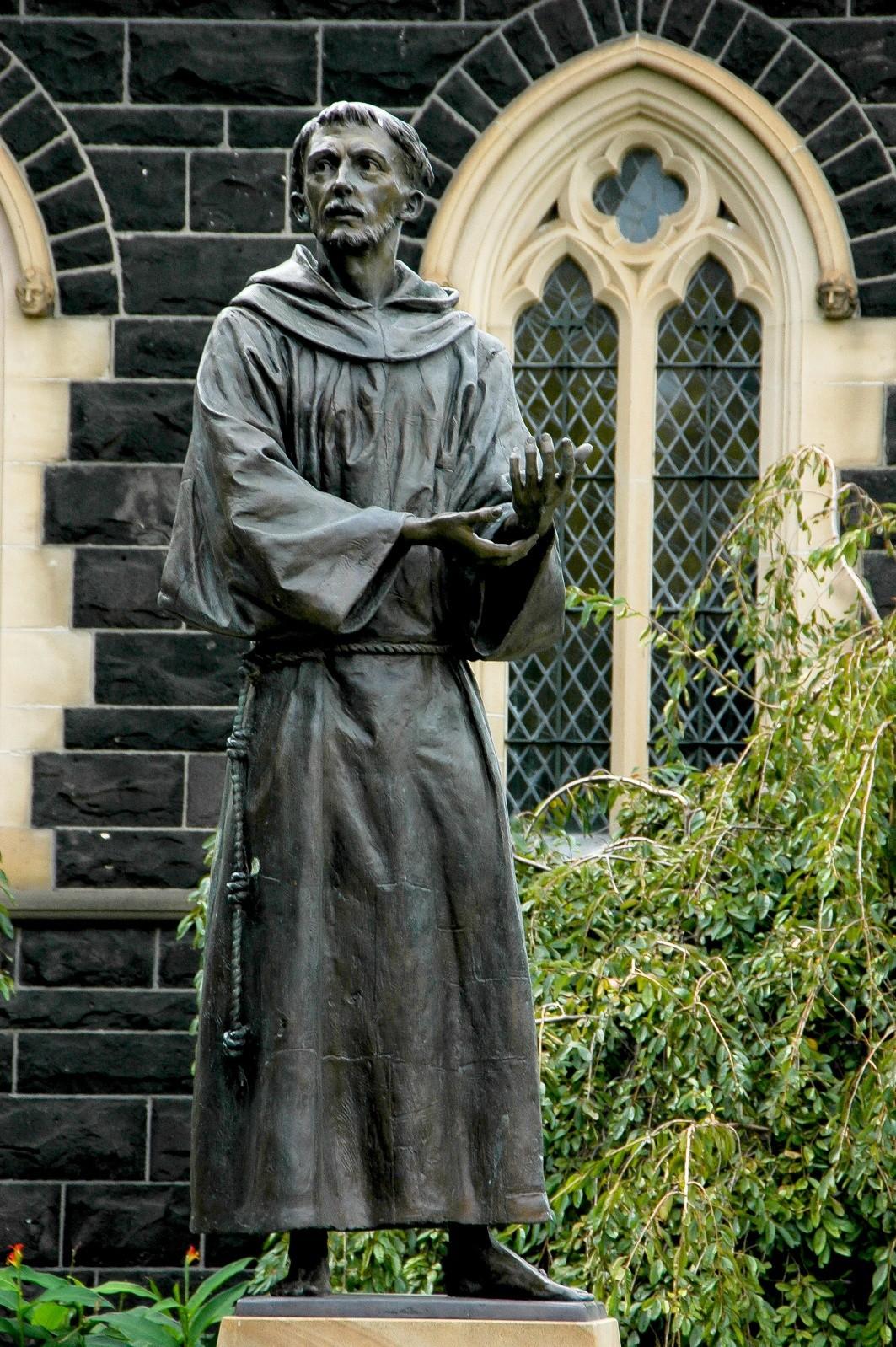 Bronzestatue des Heiligen Franz von Assisi