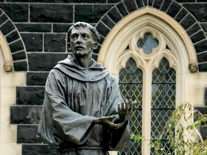 Bronzestatue des Heiligen Franz von Assisi