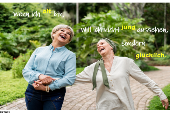Zwei lachende ältere Frauen Arm in Arm