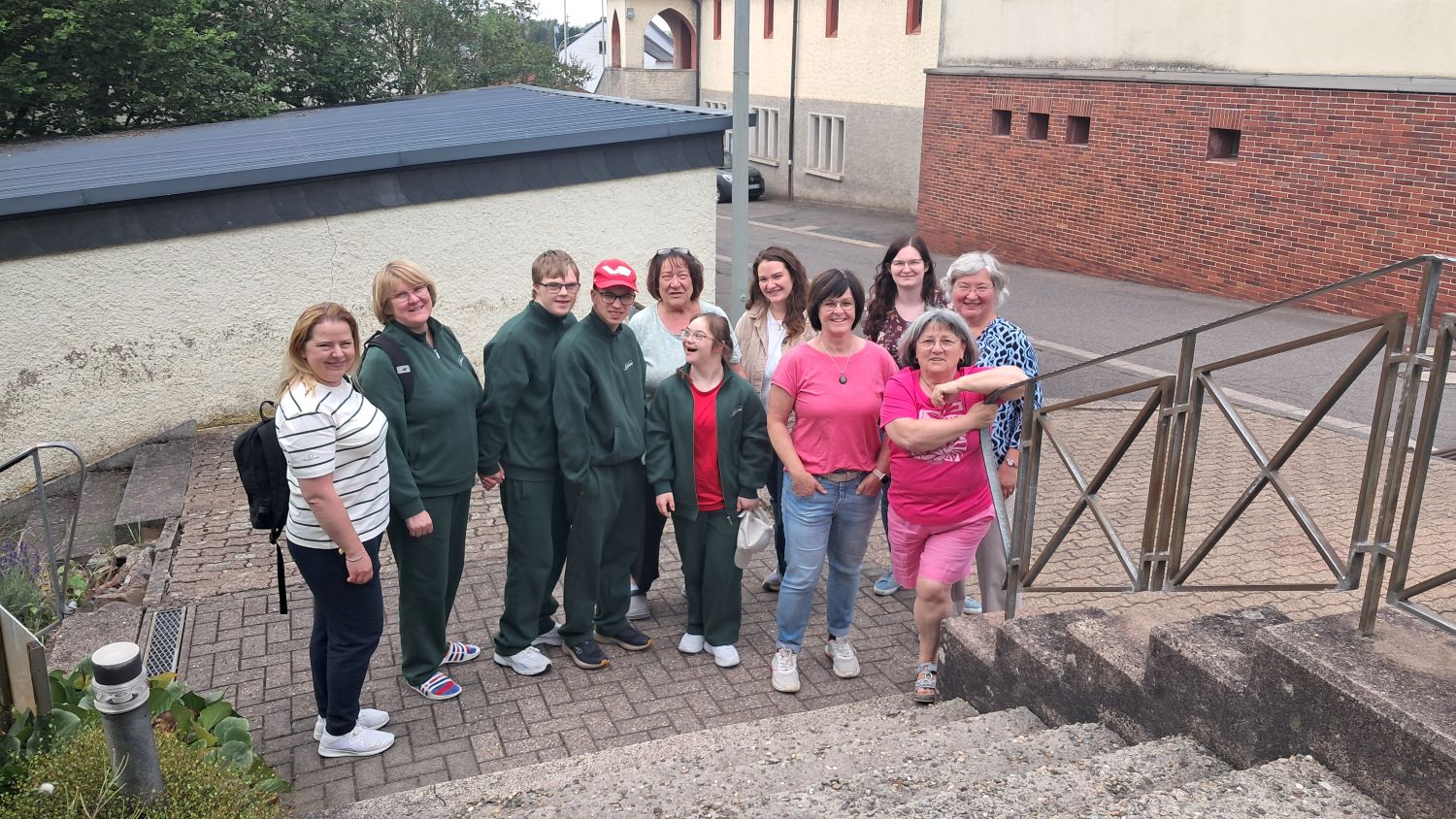 v.l.n.r.:  Delegation aus Litauen: Jurga Simaite, Irina Katiniene, Matas Barkauskas, Kiril Kalasnik sowie Goda Cepolyte; Lokales Team Außen: Anita Leidinger, Ricarda Leidinger, Katharina Hilker, Sarah Risch, Gertrud Krämer-Petry und Gabi Fröhlich